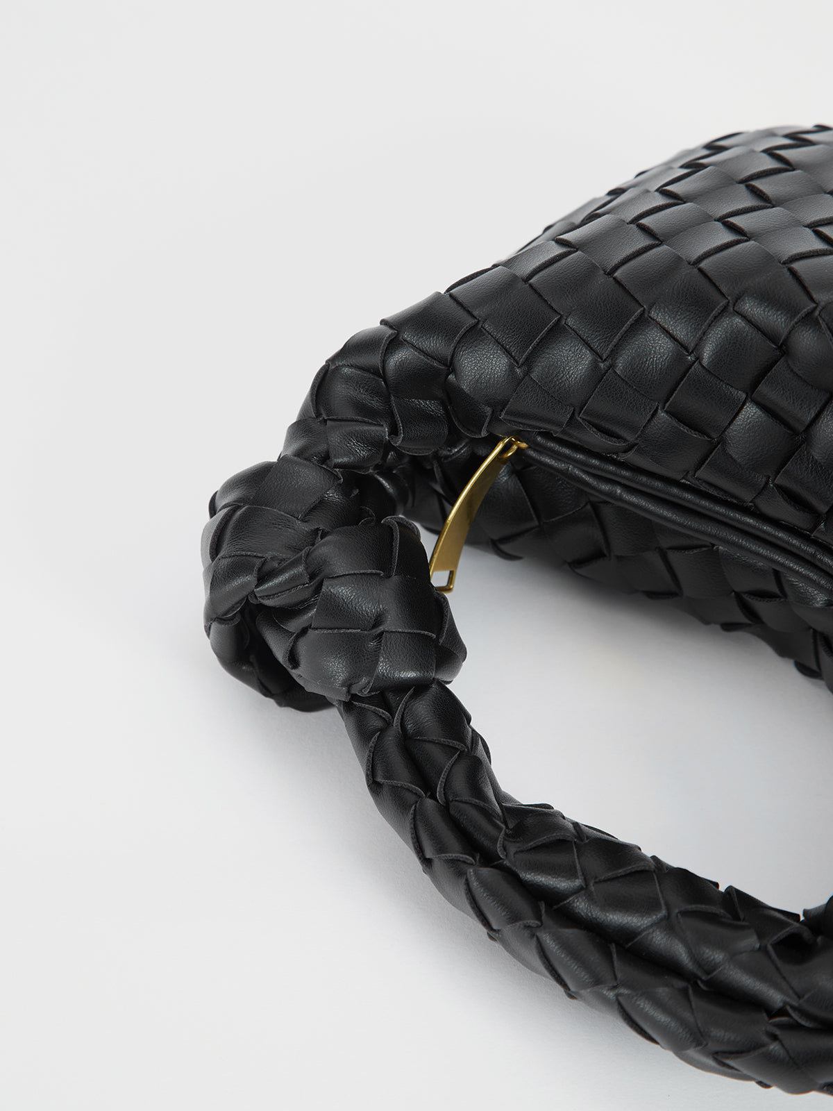 Woven Knot Shoulder Bag for Effortless Summer Styling