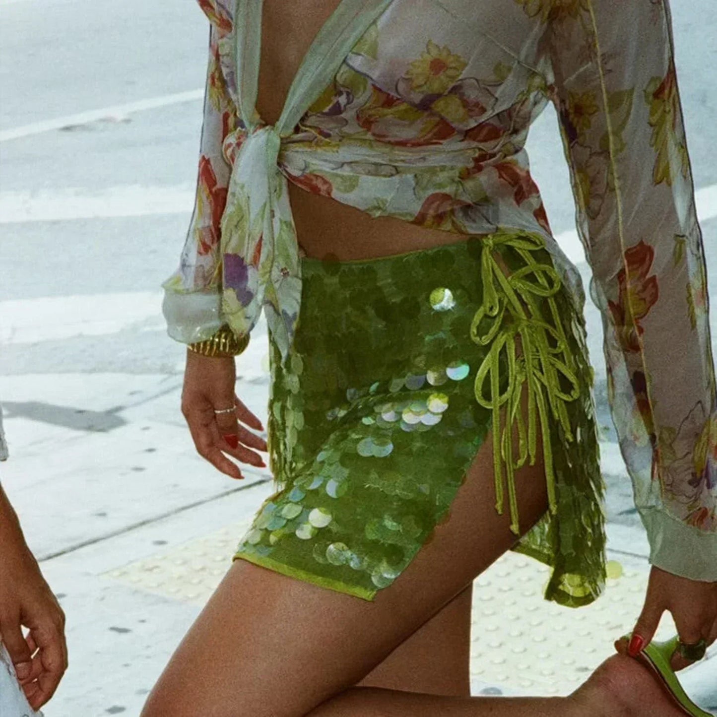 Sequin Mini Skirt for Glamorous Evening Styling Looks