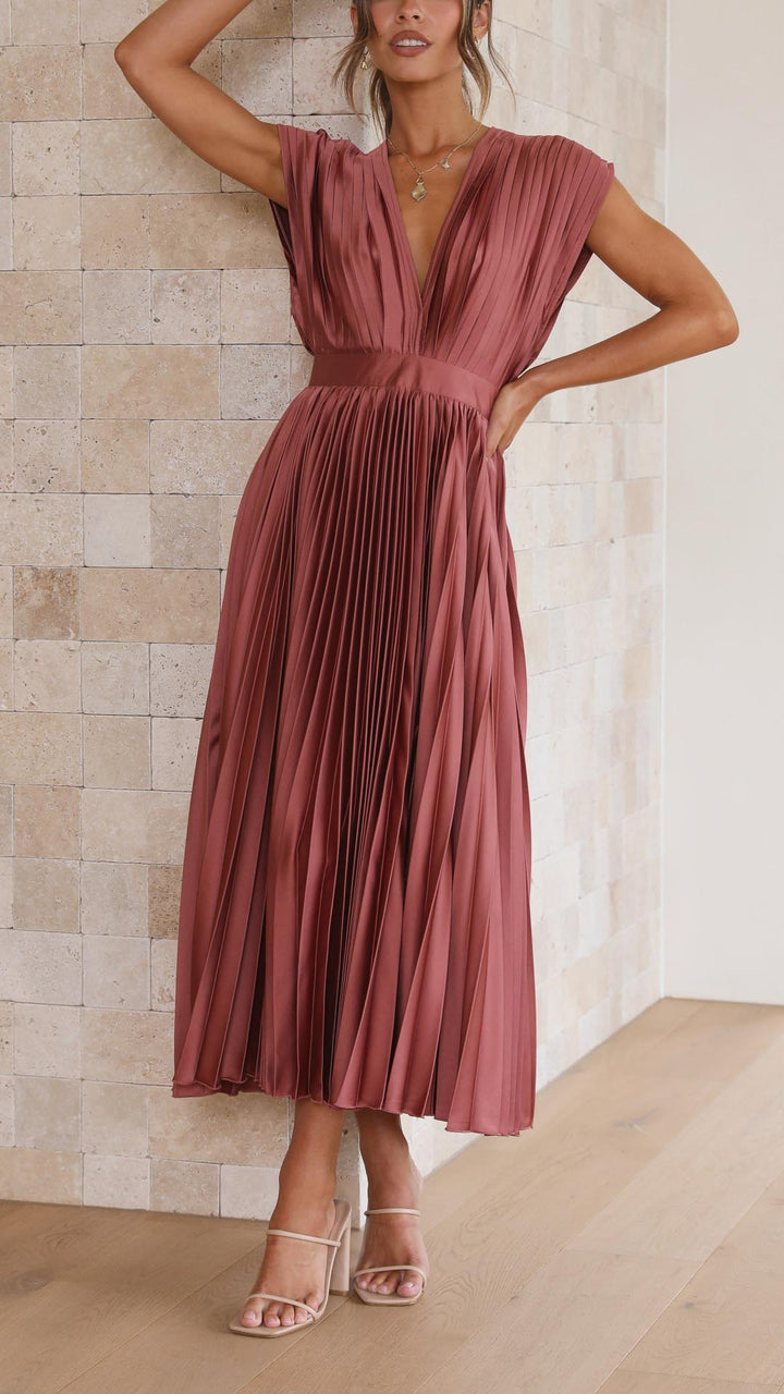 Pleated V-Neck Maxi Dress for Elegant Feminine Looks