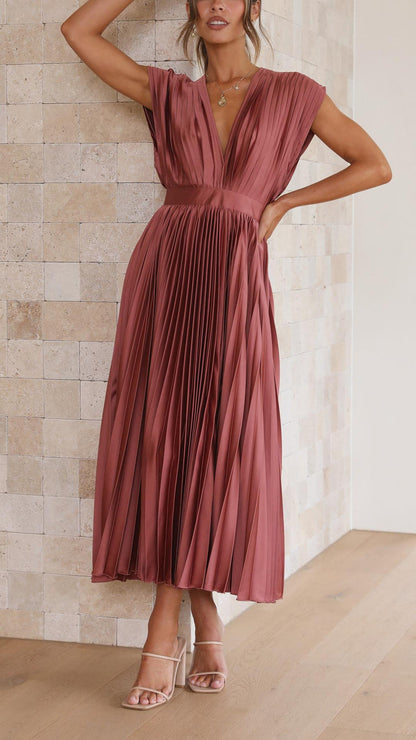 Pleated V-Neck Maxi Dress for Elegant Feminine Looks