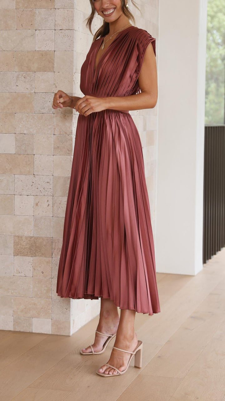 Pleated V-Neck Maxi Dress for Elegant Feminine Looks