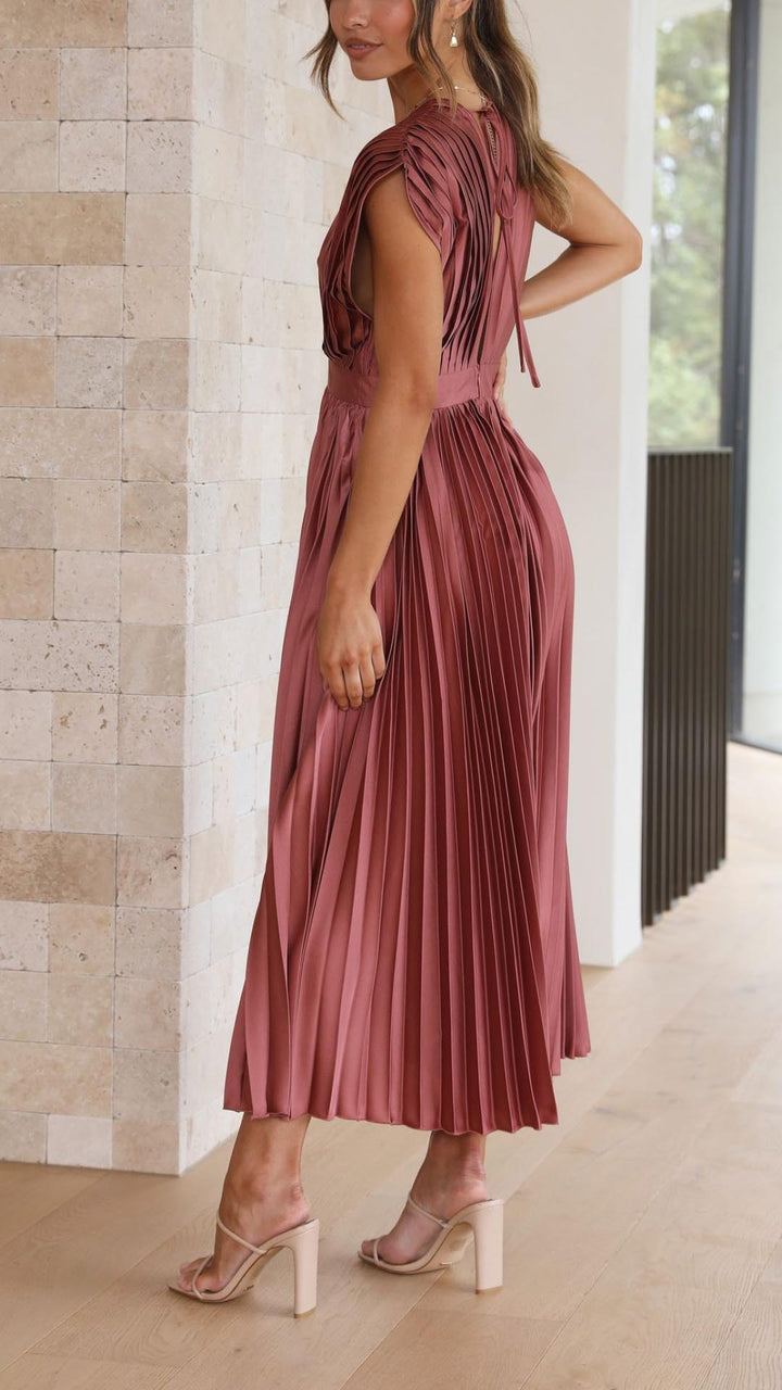 Pleated V-Neck Maxi Dress for Elegant Feminine Looks