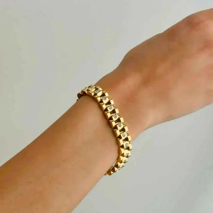 Gold Link Bracelet for Elegant and Timeless Styling Looks