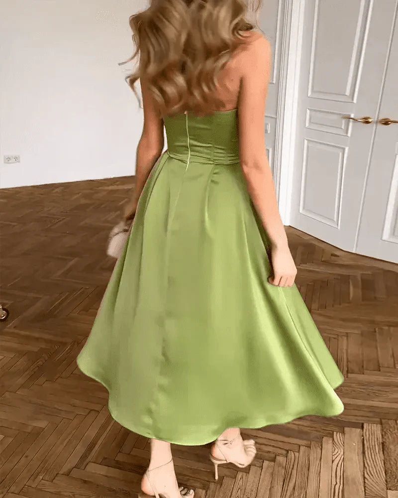 Midi dress in satin look with sweetheart neckline and flowing skirt